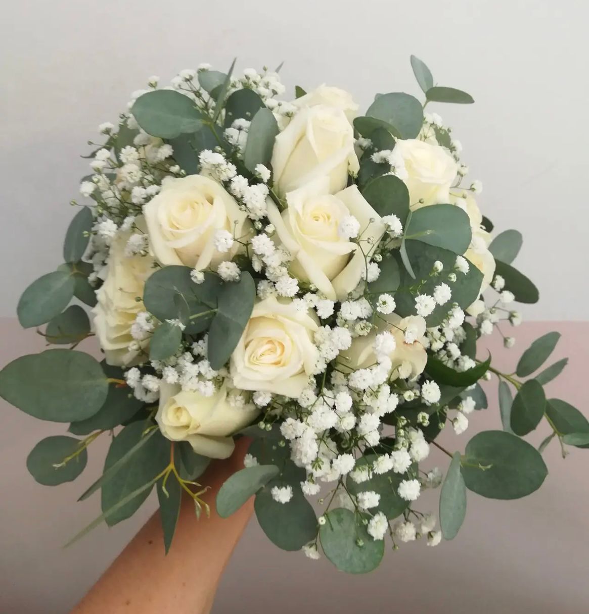 Bouquet LIPPOLIS minimal con rose bianche ed eucalipto — eleganza senza tempo